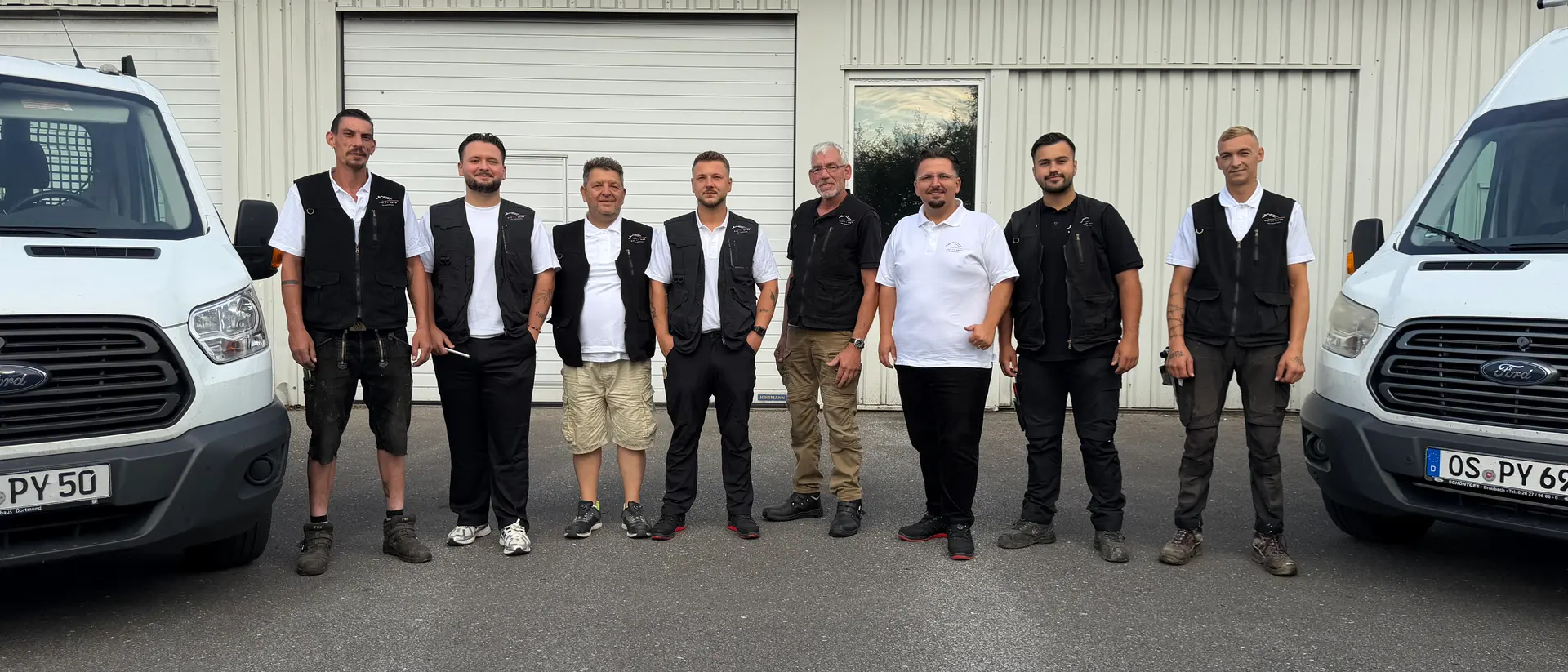 Das Team der BAU-EN GmbH vor dem Firmensitz
